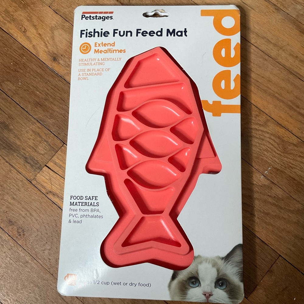 NWT Fishie Fun Feed Mat, one size, holds up to 1/2 cup wet or dry cat food!